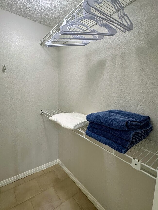 Building Photo - 105 Sky Country Dr