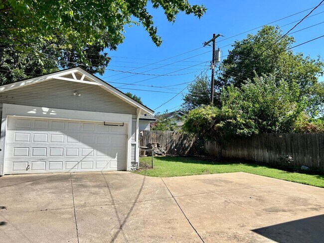 Building Photo - Absolutely stunning 1921 Craftsman style b...