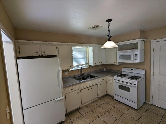 Building Photo - 1404 Heather Ln