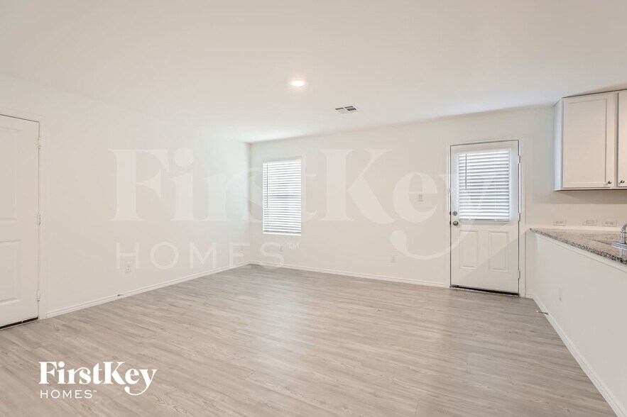 Building Photo - 1335 White Willow