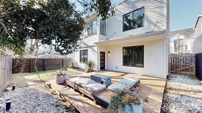 Building Photo - 1220 Lomax Ave