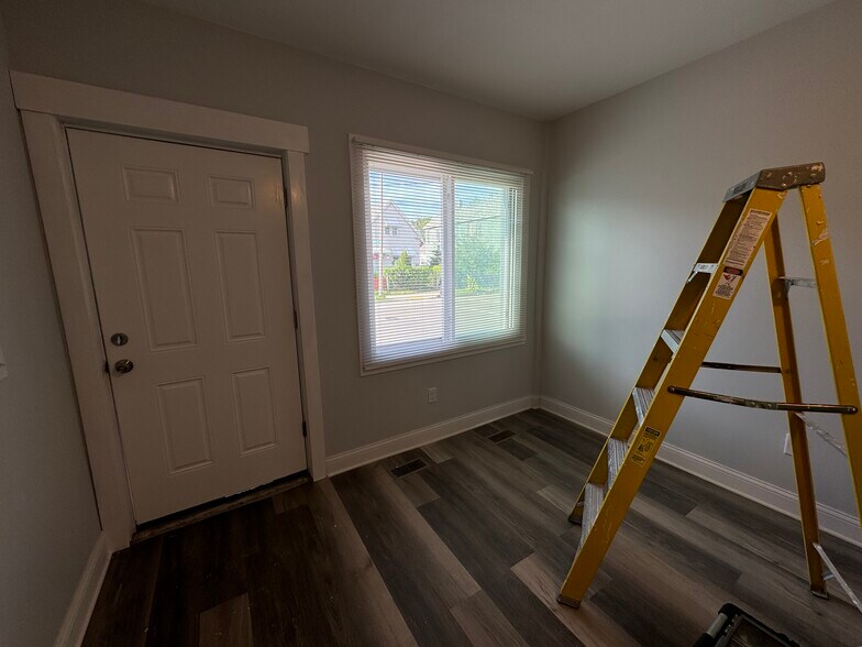 Building Photo - 1303 W Greenfield Ave