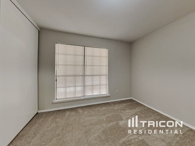 Building Photo - 2412 Colleen Dr