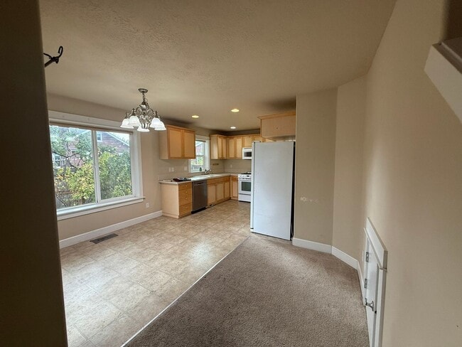 Building Photo - 3 Bedroom Home for Rent in Hood River