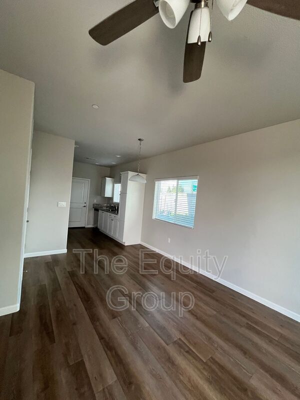 Building Photo - 418 S Summit St