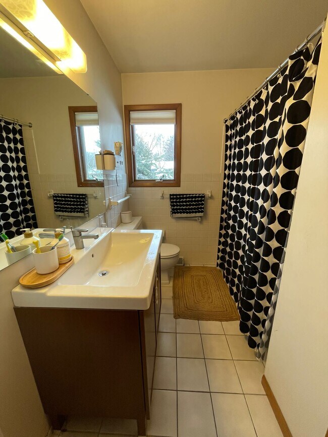 Building Photo - 1708 Pleasant St