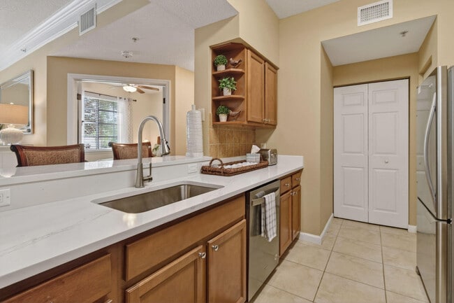 Building Photo - 3202 Myrtlewood Cir E