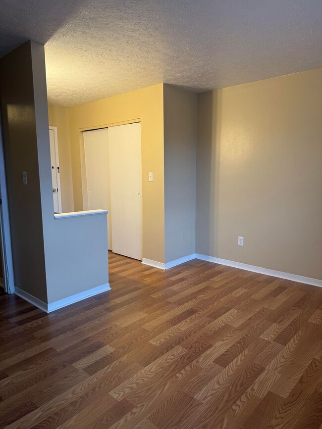 Building Photo - 3 Bedroom/2.5 bath Townhome Located on Blo...