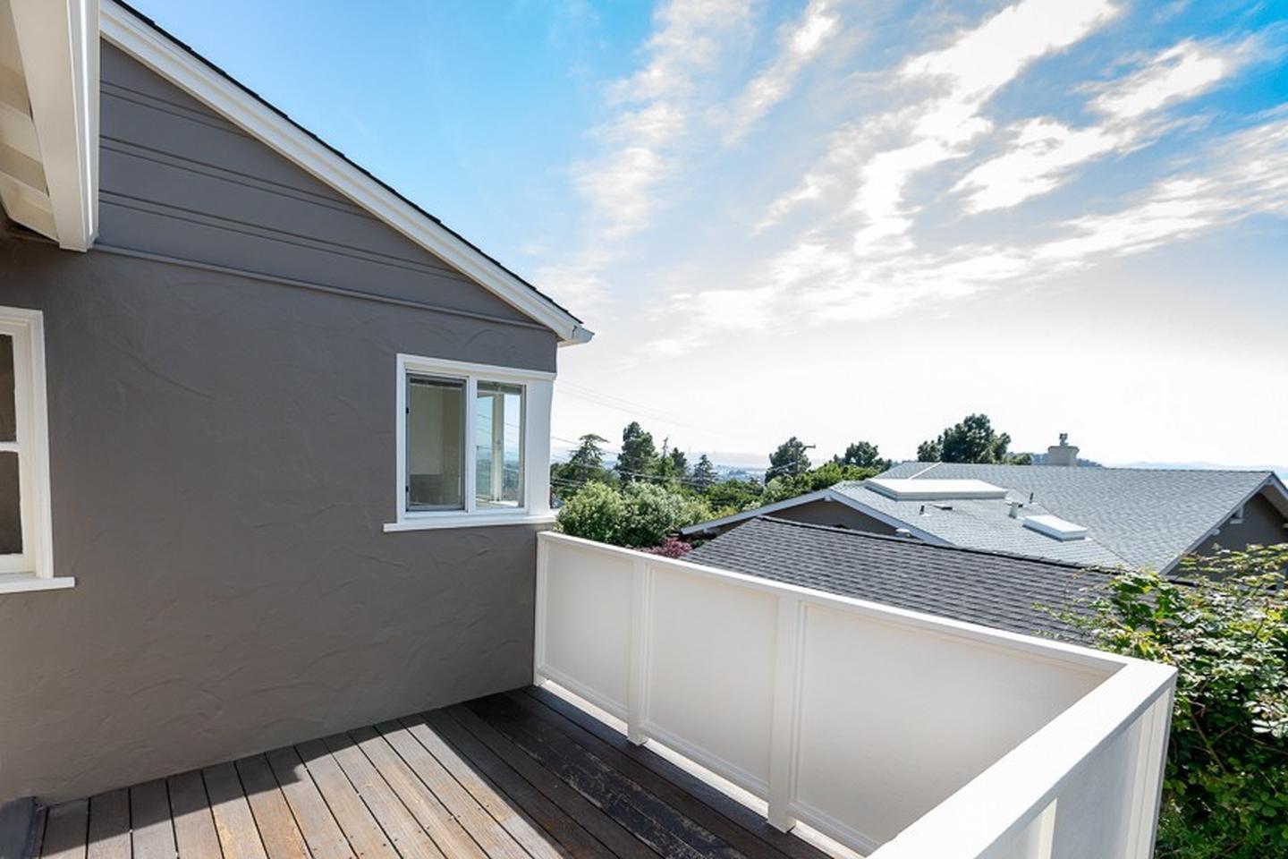 Building Photo - Beautiful 3 bed 2 bath newly renovated Kensington view home