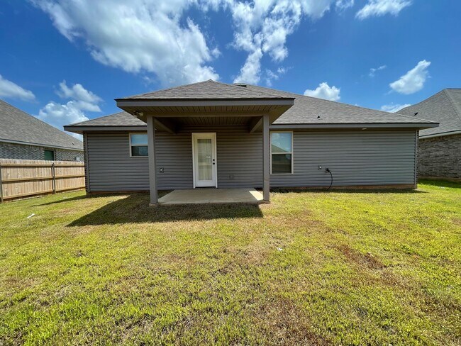Building Photo - Newer Home in Legacy Pointe Subdivision in...