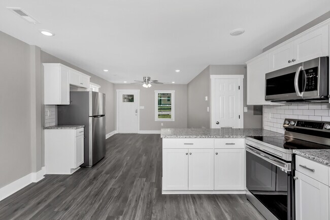 Building Photo - 908 Fairway Dr NW