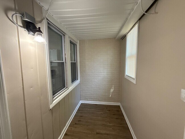 Building Photo - Freshly Renovated 5-Bedroom Home – Quality...