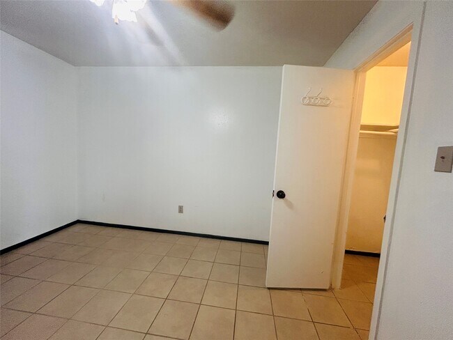 Building Photo - 10502 Long River Dr