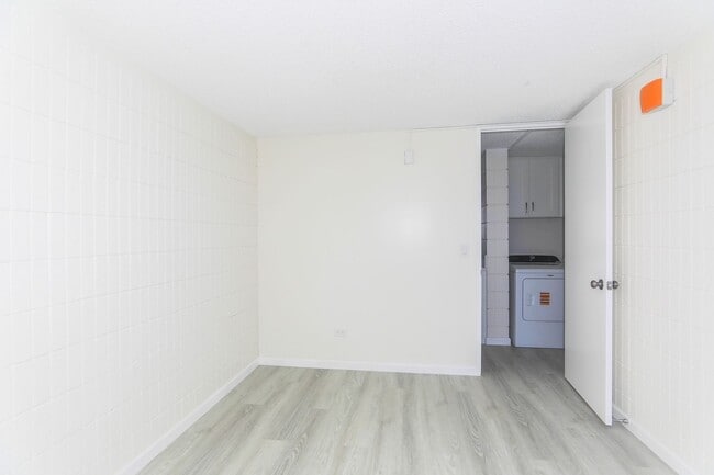 Building Photo - Sunset Lakeview - Fully renovated 3 bedroom, 2 bath on lower floor comes with tandem parking for ...