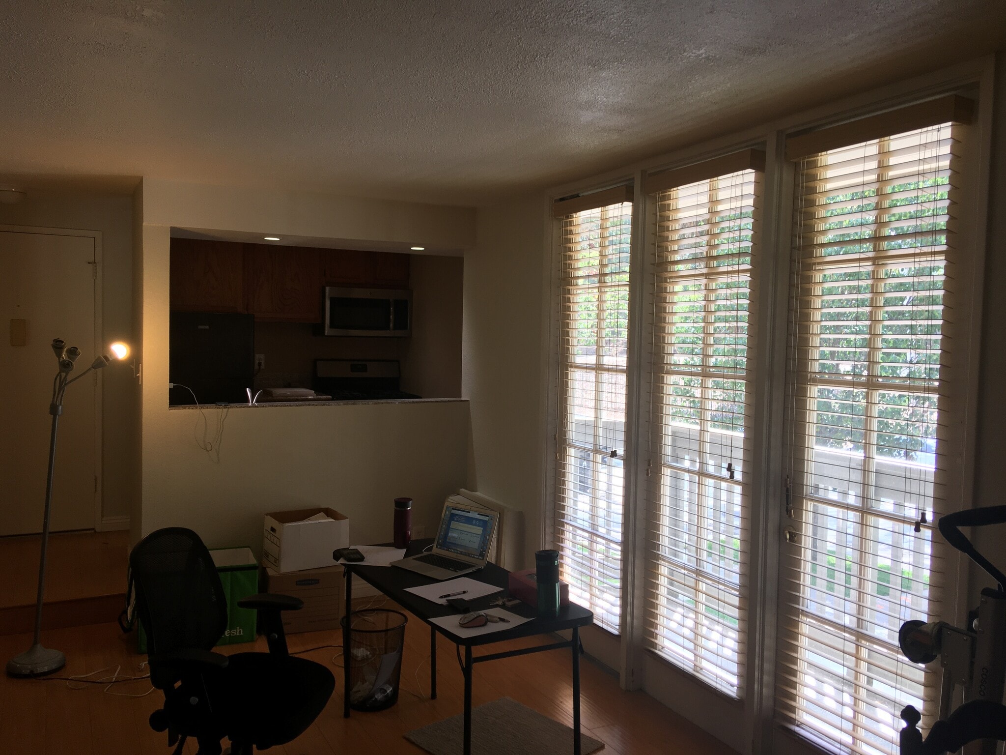 living area - balcony - 616 Veteran Ave