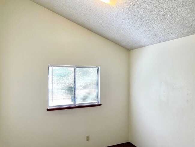 Building Photo - 3 Bedroom Home Right Off the Powers Corrid...