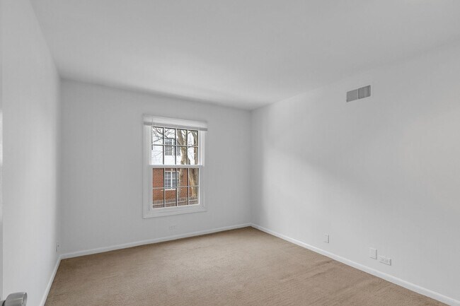 Building Photo - 520 Shorely Dr