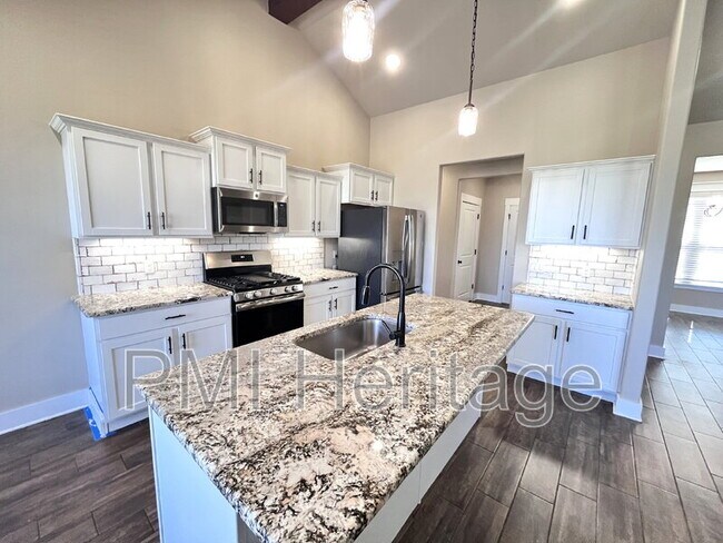 Building Photo - 557 Rossi St