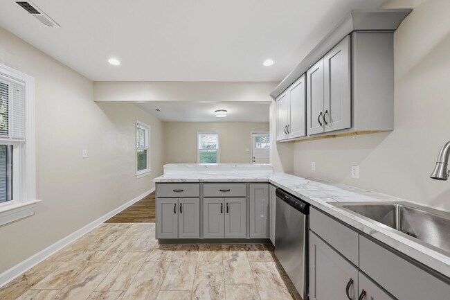 Building Photo - One Level Home Near University of Lynchburg