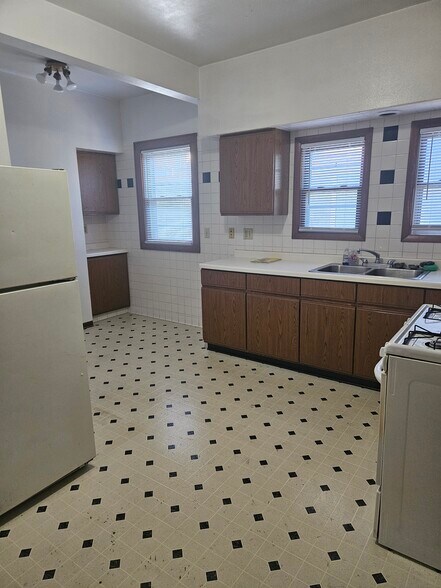 Building Photo - 2567 N Frederick Ave