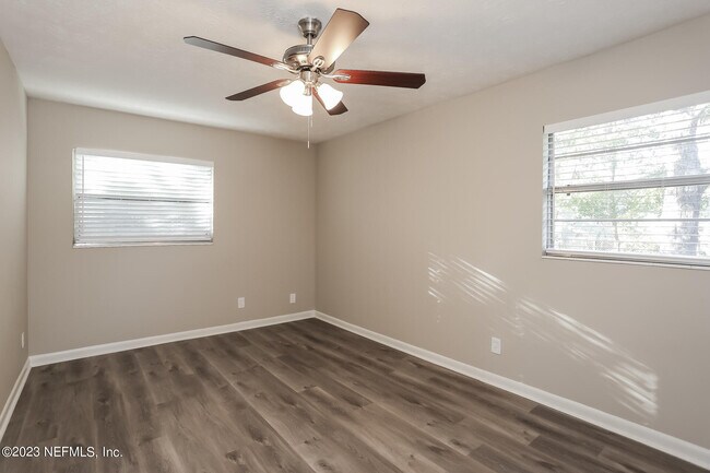 Building Photo - 7421 Deepwood Dr N