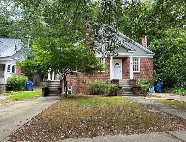 Building Photo - 2Bed/1Bath 1000 sq ft duplex located in the historic Wales Gardens