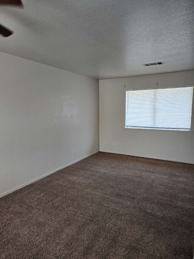 Building Photo - Competitively priced Two Bedroom Apartment Home! Do Not Miss Out On This Amazing Opportunity!