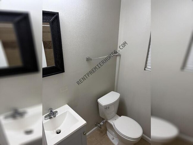 Building Photo - 8403 Woodview Dr E