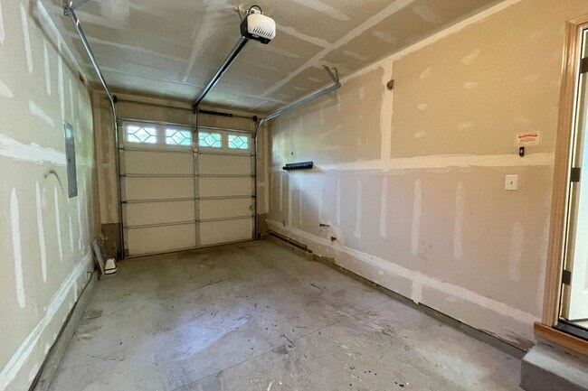 Building Photo - Fantastic Kenton Home with Central A/C, Wa...