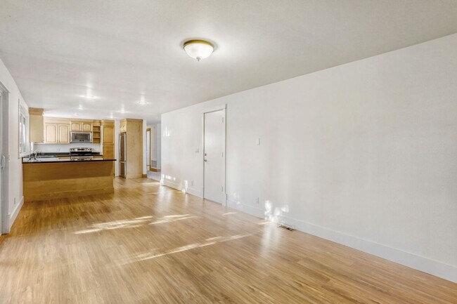 Building Photo - Amazing 3bed/1.5bath with Attached Garage in Kirkland!