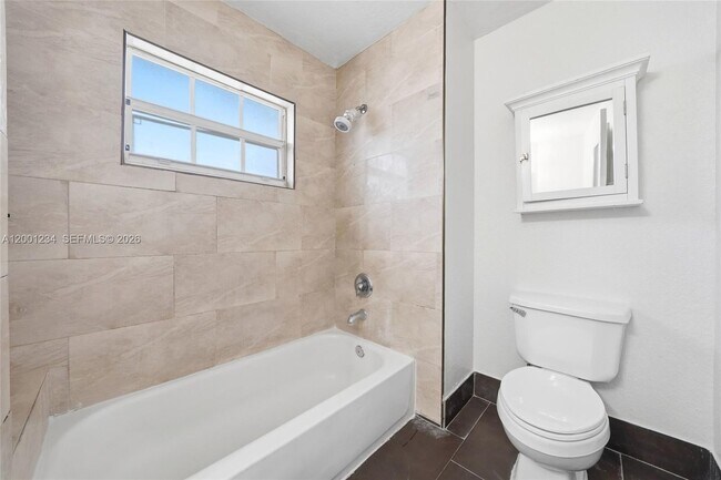 Building Photo - 902 SW 8th Pl