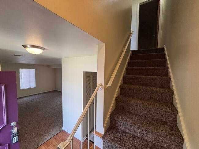 Building Photo - 3 Bedroom Townhome