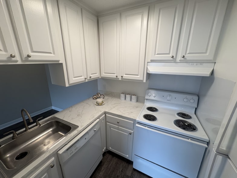 Building Photo - 1005 Hickory Hill Ln