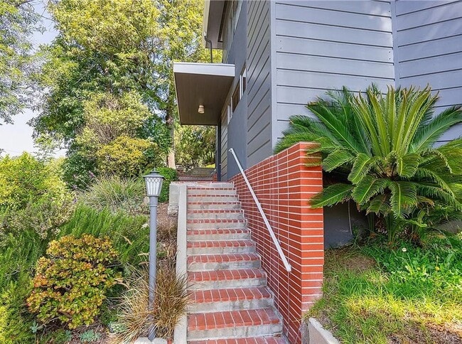 Building Photo - Gorgeous 3 bd 2 ba + Den Single Family hom...