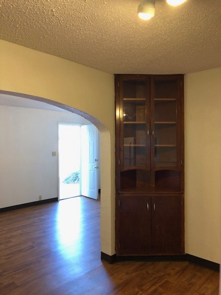 Building Photo - 820 S Avenue A