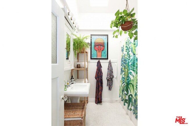 Building Photo - 1563 Lucretia Ave