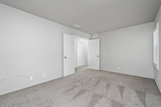 Building Photo - Well Maintained 3 Bedroom Condo in Gated R...