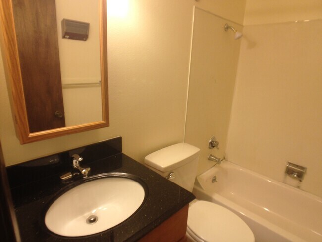 Building Photo - Hardwoods, granite countertops, parking, c...