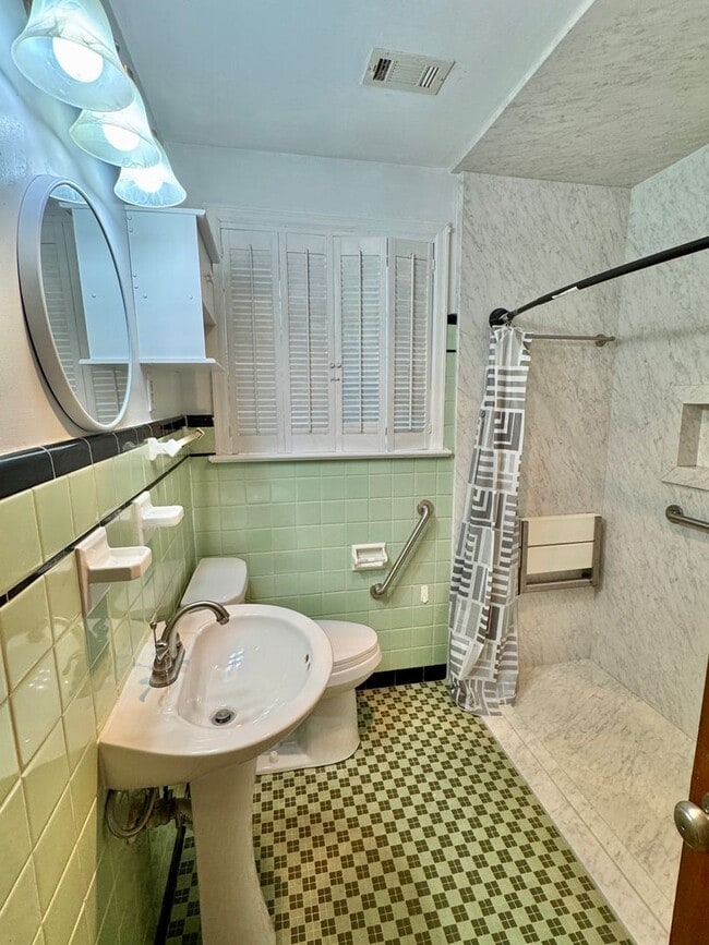 Building Photo - Charming 3 Bedroom / 1 Bath Home with Orig...