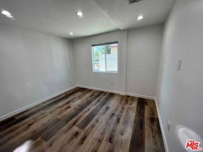 Building Photo - 7718 N Glenoaks Blvd