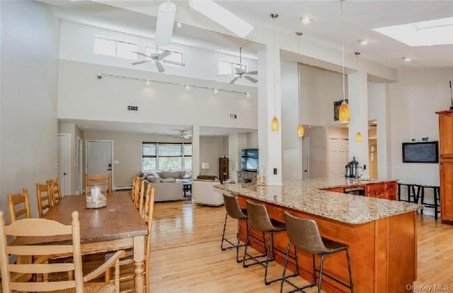 Building Photo - 215 Northfield Rd