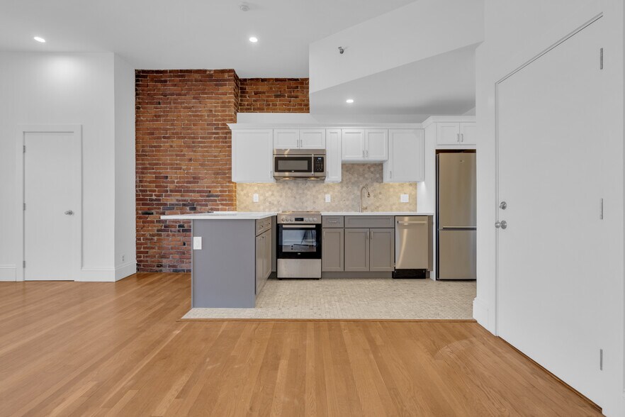 Building Photo - 389 Beacon St