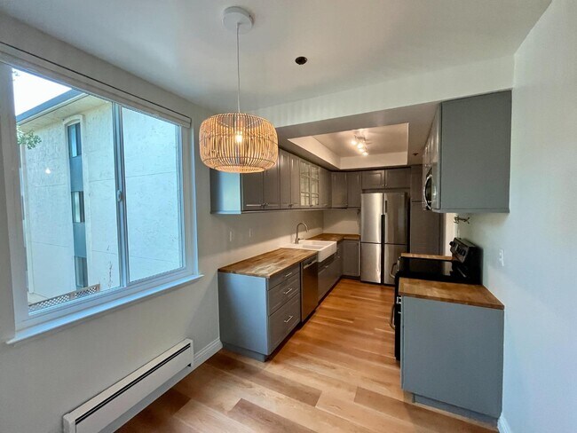 Building Photo - 525 Almer Rd