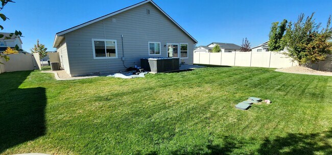 Building Photo - 2316 N Mountain Ash Ave