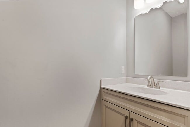 Building Photo - Luxury 3 Bed, 2.5 Bath - Townhome - AVAILA...