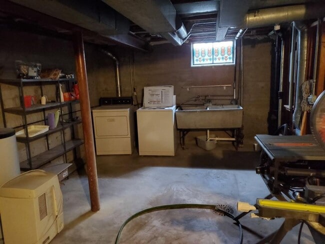 Building Photo - 2 Bedroom Single Family Home, Fall Move In!