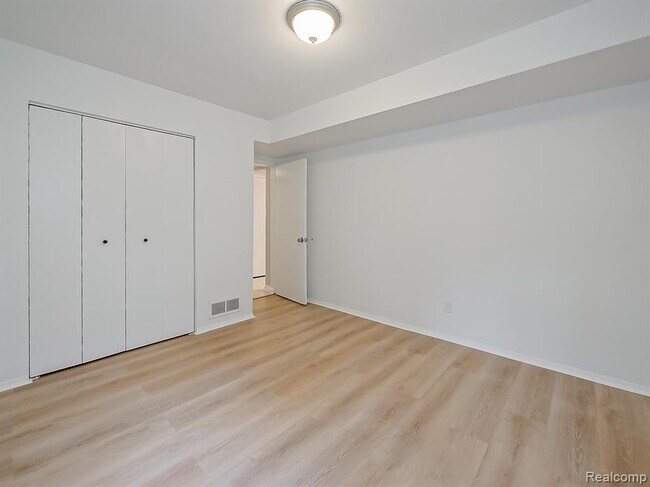 Building Photo - 7580 Thornwood St