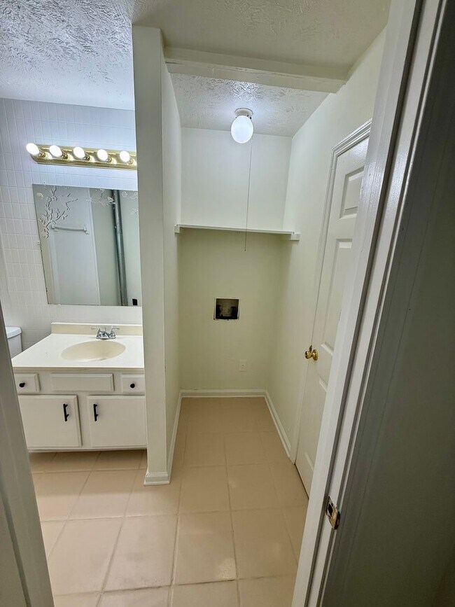 Building Photo - Newly remodeled ranch house in Jonesboro!