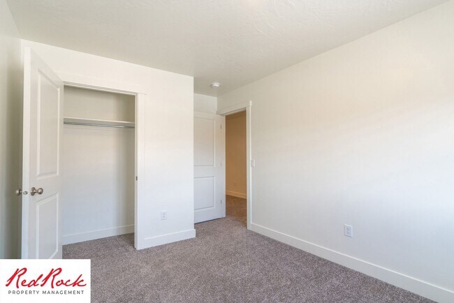 Building Photo - Adorable Stand Alone 4 Bedroom Corner Unit with Fully Fenced Backyard. Small Dogs Welcome.