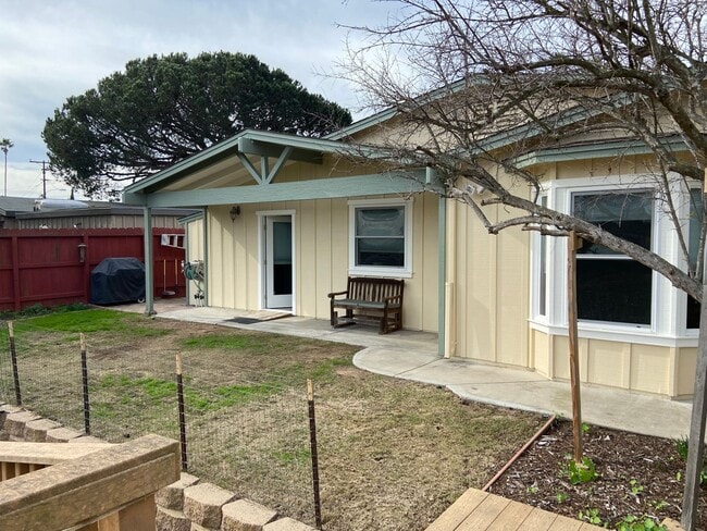 Building Photo - Beautiful, Updated 4 Bed, 3 Bath in the Heart of Clairemont with Canyon Views!!